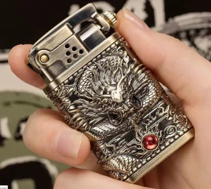 Kovový benzínový zapaľovač
