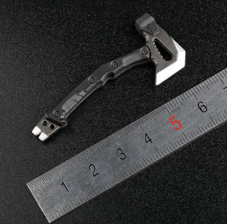 Sekera per figúrky 1:6 - čierna