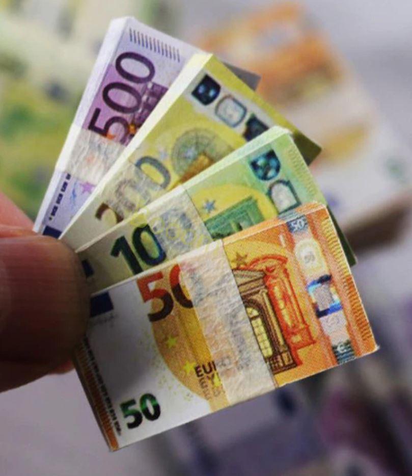 Bankovky pre diorámu 1:6