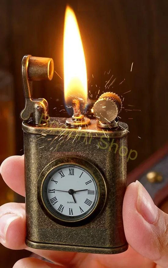 Kovový benzínový zapaľovač s hodinkami
